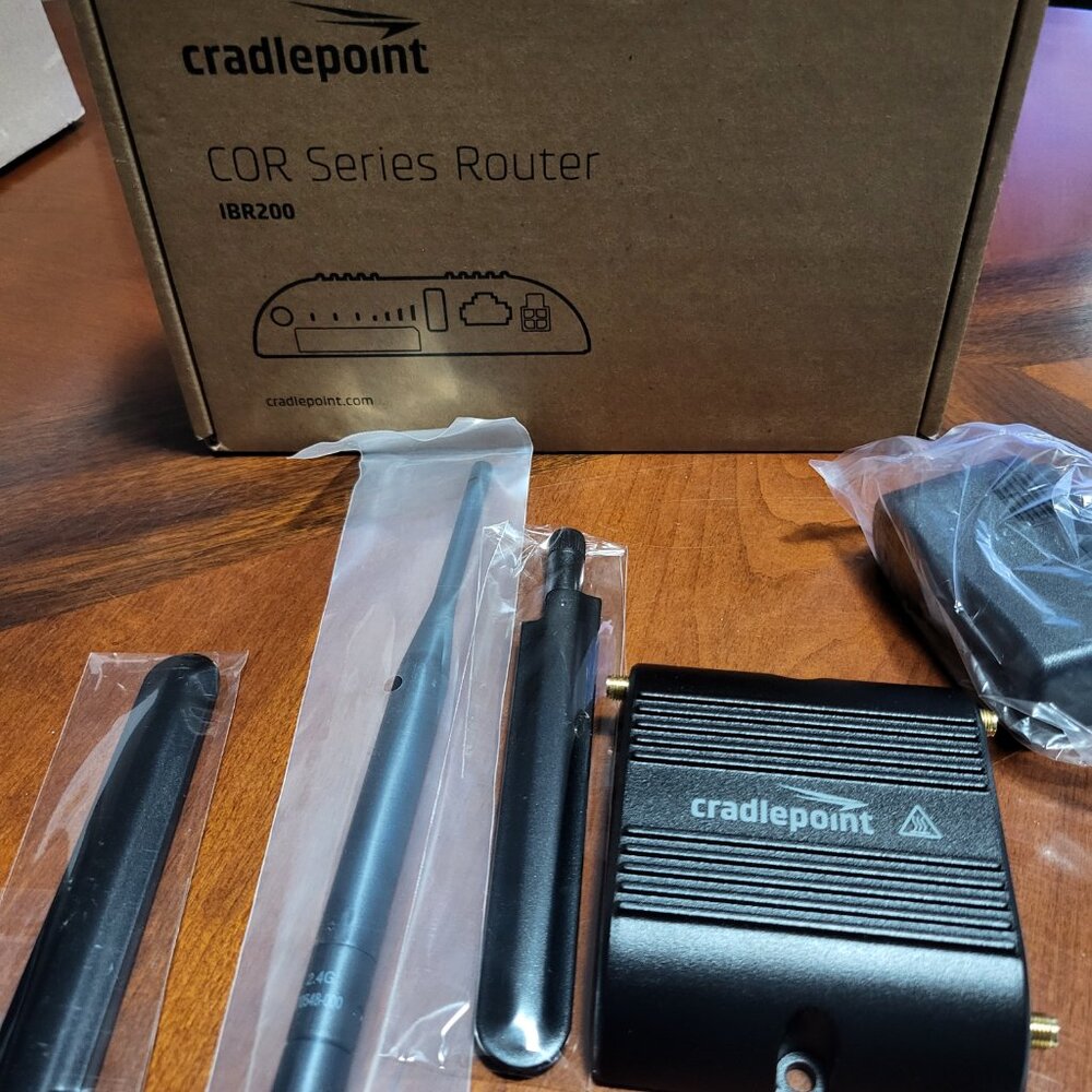 ✨Host Pick✨New Cradlepoint Wifi Router - Picture 4 of 5
